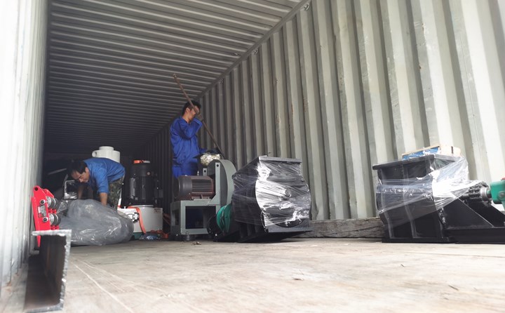 生物質顆粒機裝車發(fā)貨.jpg