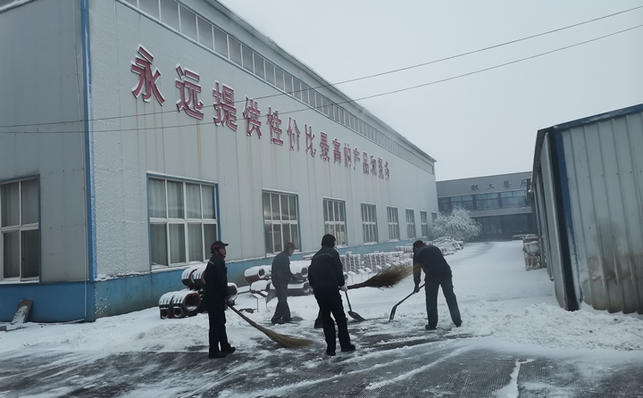 寒風(fēng)中，雪地里，他們的身影多么美麗.jpg