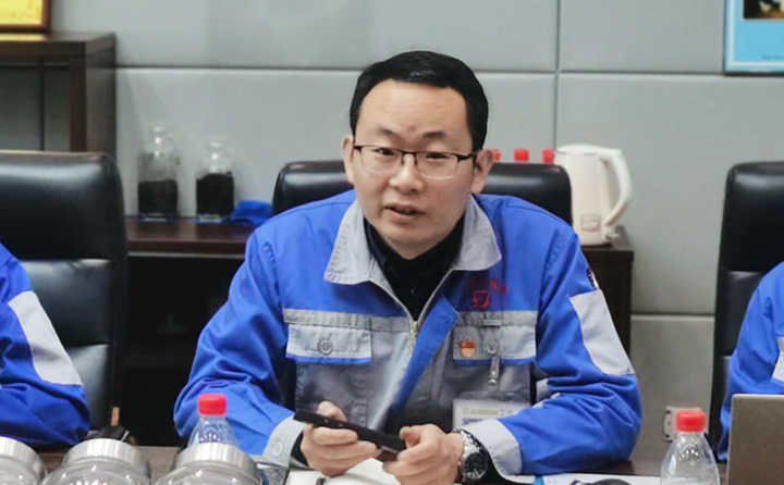 技術(shù)部部長張波與營銷人員分享2020年顆粒機(jī)設(shè)備和粉碎機(jī)設(shè)備改進(jìn)點以及對2021年大型粉碎設(shè)備、牛糞顆粒爐設(shè)備的技術(shù)參數(shù)、選型、及工藝流程進(jìn)行講解培訓(xùn).jpg