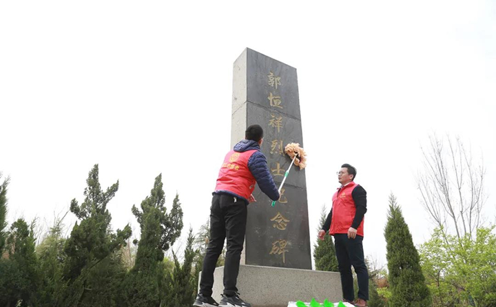 職工志愿者對(duì)紀(jì)念碑進(jìn)行清理、擦拭.jpg