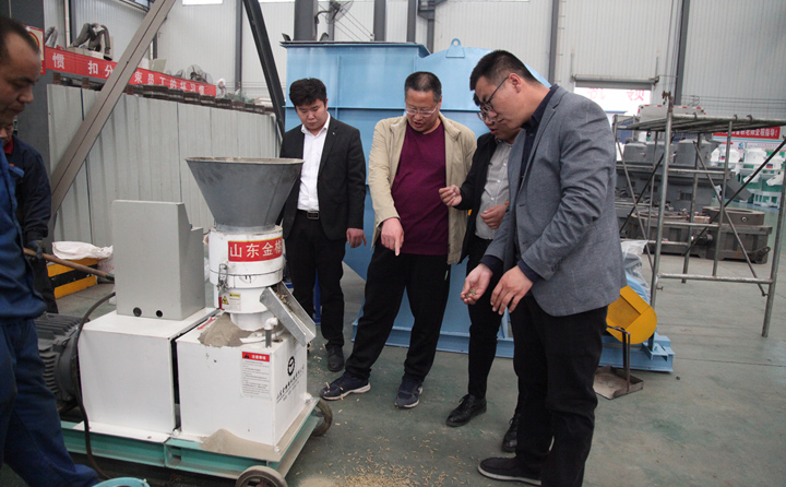 威海兩客戶前來山東金格瑞考察飼料顆粒機(jī)，現(xiàn)場試機(jī).jpg