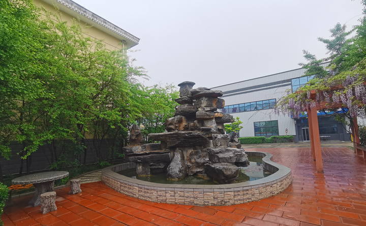 處理農(nóng)林廢棄物，變樹枝為燃料顆粒，節(jié)能環(huán)保，一起保衛(wèi)我們的藍(lán)天白云.jpg