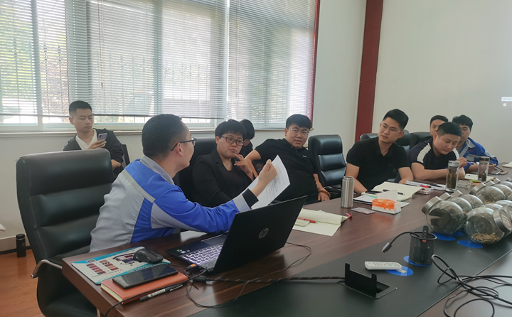 技術品控部部長張波為內貿、外貿銷售人員培訓專業(yè)的顆粒機設備知識.jpg