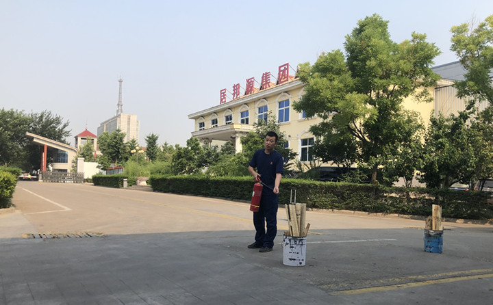 教官重點(diǎn)對(duì)消防法律法規(guī)、防火常識(shí)、逃生自救、滅火器的使用方法以及發(fā)生火災(zāi)時(shí)如何報(bào)火警、如何撲救初期火災(zāi)等消防常識(shí)進(jìn)行了詳細(xì)的講解。
