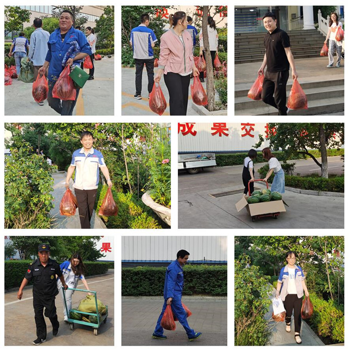 各部門派來(lái)領(lǐng)西瓜的代表，各個(gè)喜笑顏開.jpg