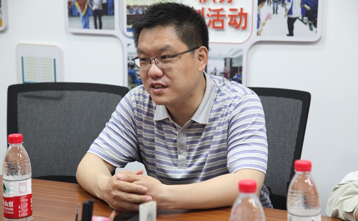 韓主任感謝集團(tuán)付出的同時對集團(tuán)防控安全工作進(jìn)行了細(xì)致的了解，并叮囑企業(yè)一定要嚴(yán)格按照上級防控布署要求穩(wěn)抓落實各項工作.JPG