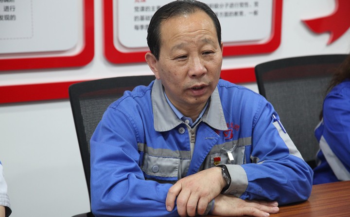 景奉全書記表示，錦旗代表著社區(qū)和群眾對我們參與疫情防控工作的認(rèn)可，也代表著一份責(zé)任和激勵。今后，我們會與街道、社區(qū)攜手，抓實抓細(xì)常態(tài)化疫情防控工作及社區(qū)志愿服務(wù)活動，爭做社區(qū)“好幫手”、群眾“貼心人”，用實際行動筑牢疫情防控防線，切實守護(hù)人民群眾健康安全.JPG
