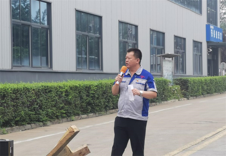 孫總表示安全無小事，安全只有現(xiàn)在，永遠(yuǎn)沒有“下一次”。時(shí)刻牢記安全紅線，把安全放在心中、握在手上，及時(shí)消除各種隱患，杜絕違規(guī)操作。掌握安全知識(shí)和技能，是實(shí)現(xiàn)安全生產(chǎn)的前提，大家一定要牢記