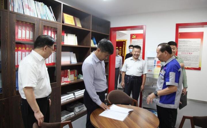 在黨群活動室，工會主席景奉全以PPT的形式向現(xiàn)場領(lǐng)導詳細介紹了居邦源集團的產(chǎn)業(yè)工人隊伍建設以及改革情況。.jpg