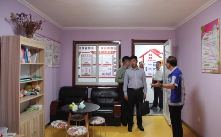 在黨群活動室，工會主席景奉全以PPT的形式向現(xiàn)場領(lǐng)導詳細介紹了居邦源集團的產(chǎn)業(yè)工人隊伍建設以及改革情況。.jpg