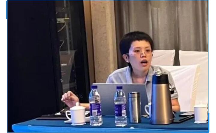 會(huì)議開(kāi)始，辦公室主任李昌鳳公布銷售數(shù)據(jù)。在疫情形勢(shì)相當(dāng)嚴(yán)峻的情況下，十一的銷售額對(duì)比去年同期仍有很大的進(jìn)步。李主任表示疫情，既是考驗(yàn)，也是危機(jī)，各部門(mén)需要通力配合，團(tuán)隊(duì)協(xié)作，為完成今年既定銷售額而竭盡全力。.jpg