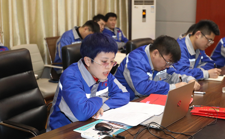 李主任對2023年度營銷激勵(lì)措施進(jìn)行宣貫，并動(dòng)員全體員工要以飽滿的熱情投入到營銷工作中去，全力以赴，奮勇爭先。.jpg