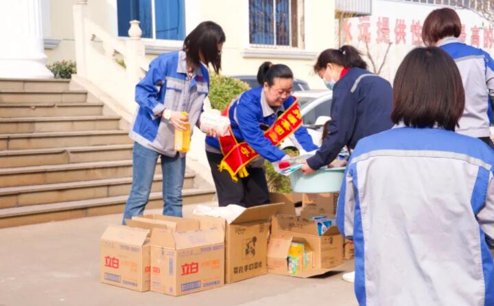活動在一片歡聲笑語中進行，每一位女神都收到了公司準備的愛心玫瑰和禮物。.jpg