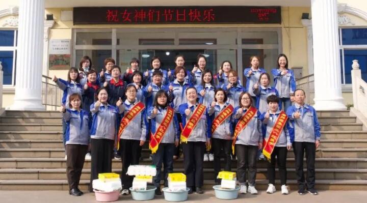 活動在一片歡聲笑語中進行，每一位女神都收到了公司準備的愛心玫瑰和禮物。.jpg