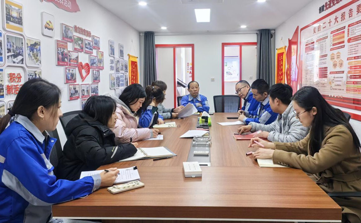 今后，要通過搭建“工事共辦”議事廳，把工作落實(shí)做細(xì)，讓一線職工說出所思所想、所需所盼，進(jìn)而采取更接地氣、更加務(wù)實(shí)的舉措，解決好職工群眾急難愁盼問題，不斷增強(qiáng)職工的獲得感、幸福感和安全感.jpg